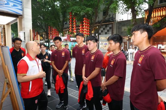 从经验层面考虑，此种类型的伤病一般需要10-15天进行康复，劳塔罗将努力出战明年1月6日对阵维罗纳的比赛。